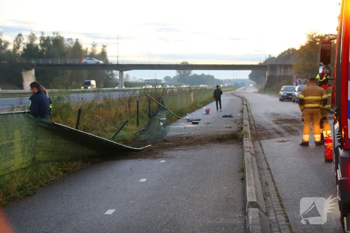 Gewonde en ravage na botsing op snelweg, auto komt op fietspad tot stilstand