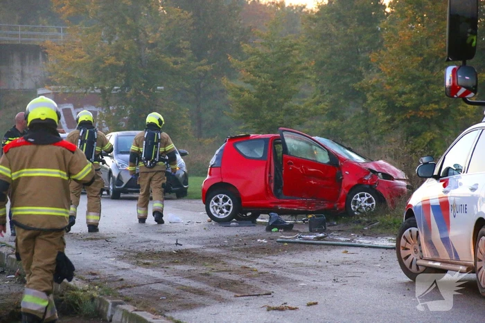 Gewonde en ravage na botsing op snelweg, auto komt op fietspad tot stilstand