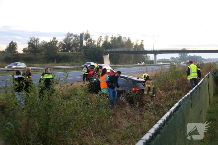 Gewonde en ravage na botsing op snelweg, auto komt op fietspad tot stilstand