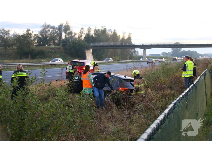 Gewonde en ravage na botsing op snelweg, auto komt op fietspad tot stilstand