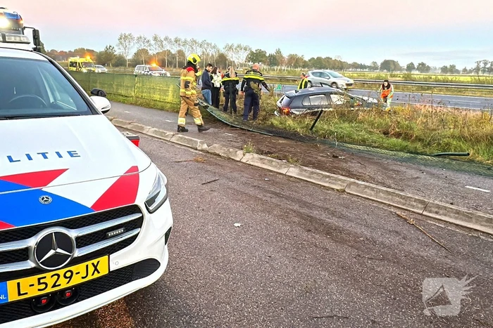 Gewonde en ravage na botsing op snelweg, auto komt op fietspad tot stilstand
