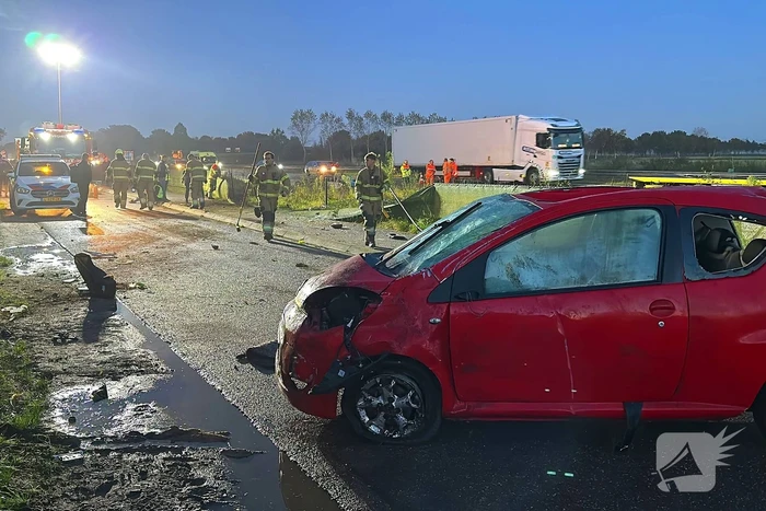 Gewonde en ravage na botsing op snelweg, auto komt op fietspad tot stilstand