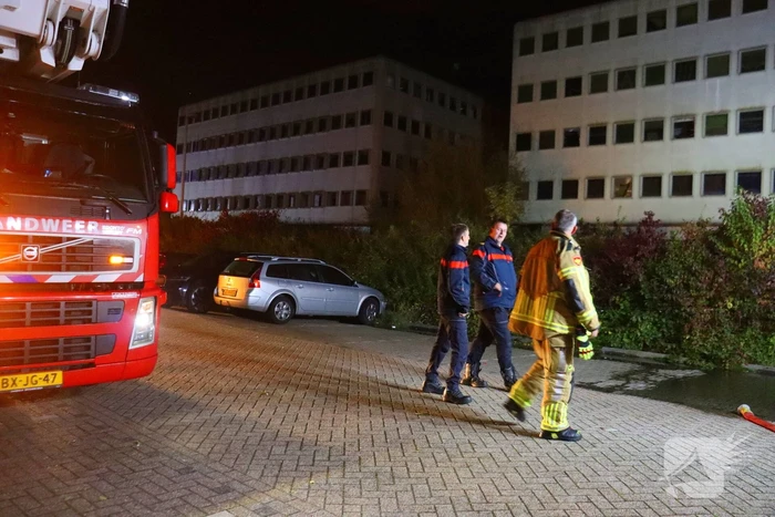 Luchtbehandelingskast bij slooppand vliegt in brand