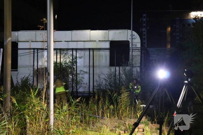Luchtbehandelingskast bij slooppand vliegt in brand