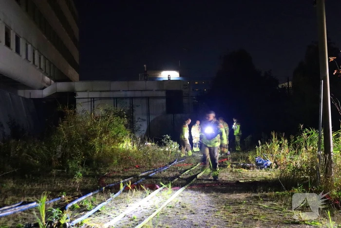 Luchtbehandelingskast bij slooppand vliegt in brand