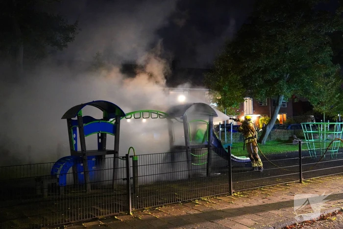 Brandstichting in speeltuin, glijbaan gaat in vlammen op