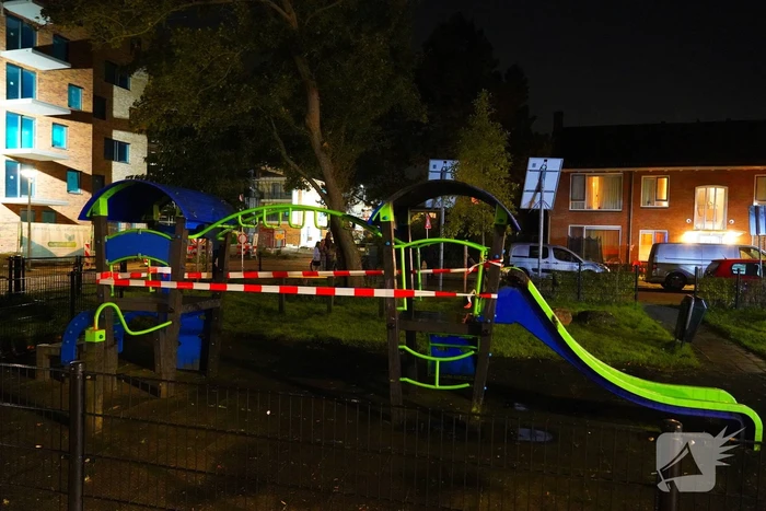 Brandstichting in speeltuin, glijbaan gaat in vlammen op