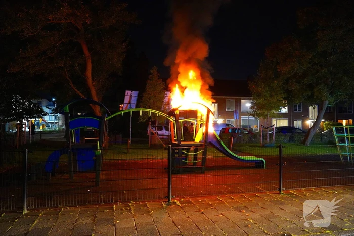 Brandstichting in speeltuin, glijbaan gaat in vlammen op