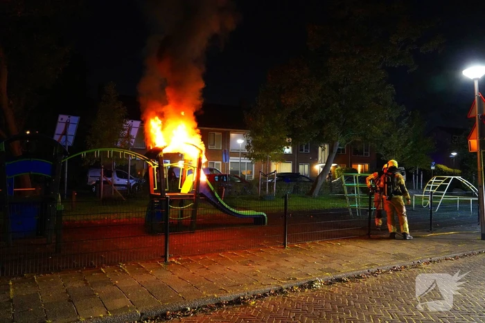 Brandstichting in speeltuin, glijbaan gaat in vlammen op