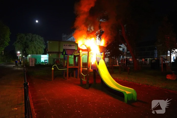 Brandstichting in speeltuin, glijbaan gaat in vlammen op