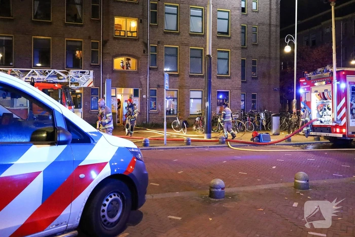 Rook- en waterschade in woning door brand in gordijn