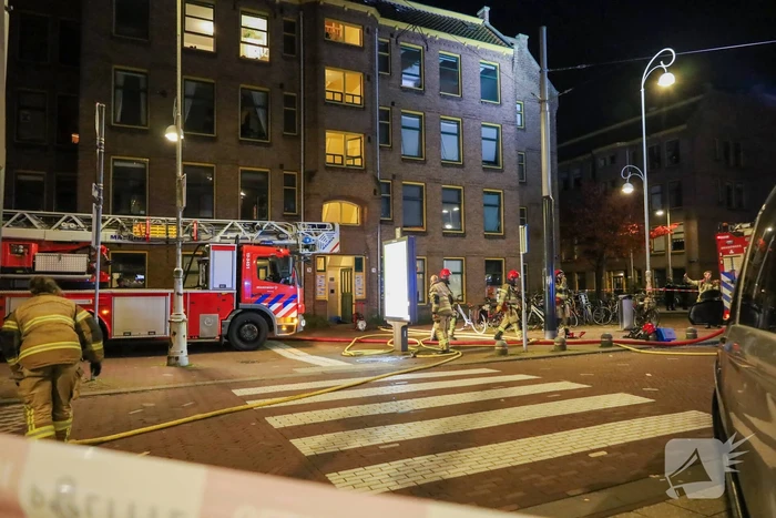 Rook- en waterschade in woning door brand in gordijn