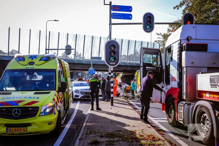 Twee auto's botsen op kruispunt