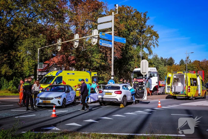 Twee auto's botsen op kruispunt