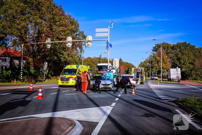 Twee auto's botsen op kruispunt