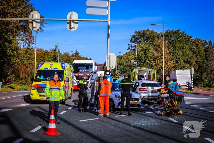 Twee auto's botsen op kruispunt