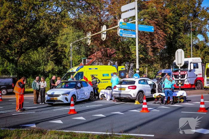 Twee auto's botsen op kruispunt
