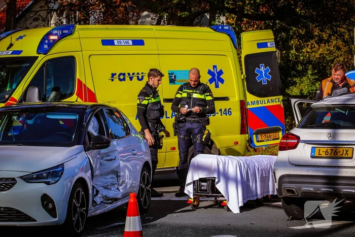 Twee auto's botsen op kruispunt