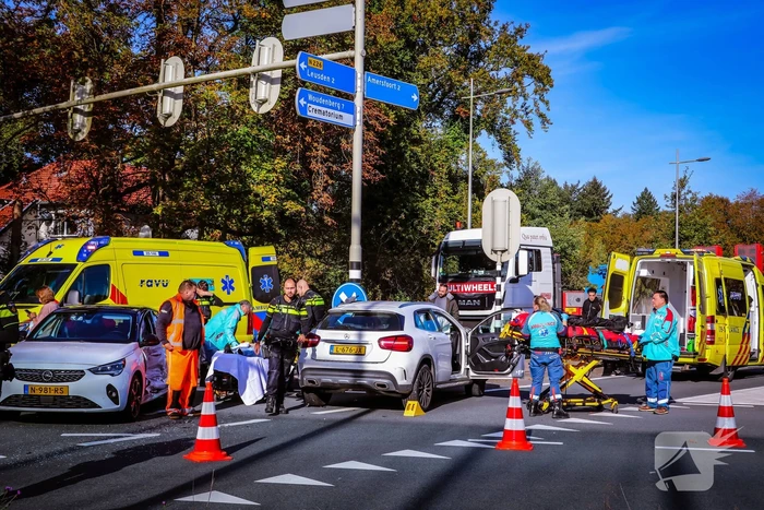 Twee auto's botsen op kruispunt