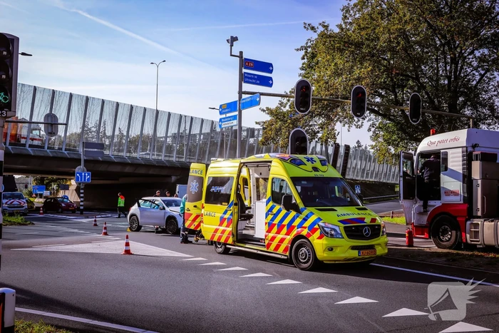 Twee auto's botsen op kruispunt