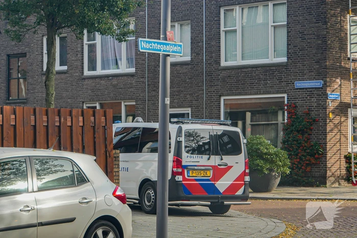 Politie met kogelwerende vesten in middelbare school