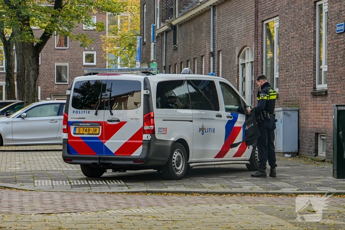 Politie met kogelwerende vesten in middelbare school