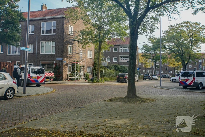 Politie met kogelwerende vesten in middelbare school