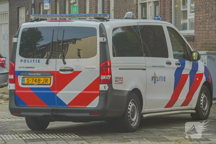 Politie met kogelwerende vesten in middelbare school