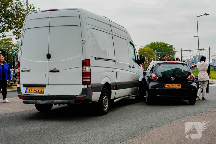 Man naar ziekenhuis na verkeersongeval