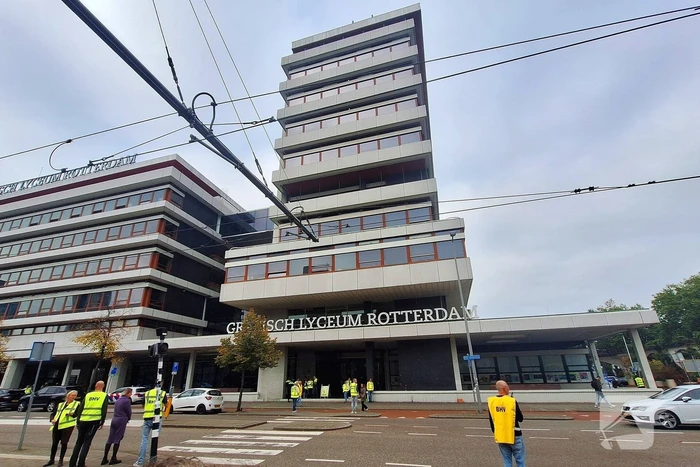 Magnetron in brand zorgt voor ontruiming van duizenden scholieren
