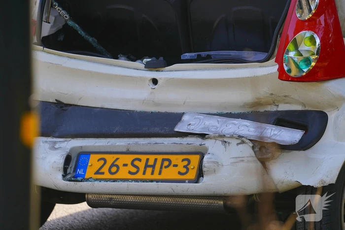 Drie auto's beschadigd bij kop-staartbotsing in Assen