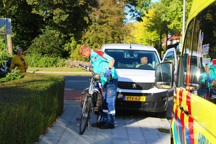 Fietser gewond bij aanrijding met bestelbus