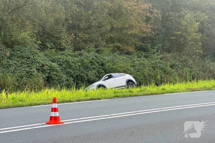 Gewonde nadat auto uit bocht vliegt en in sloot belandt