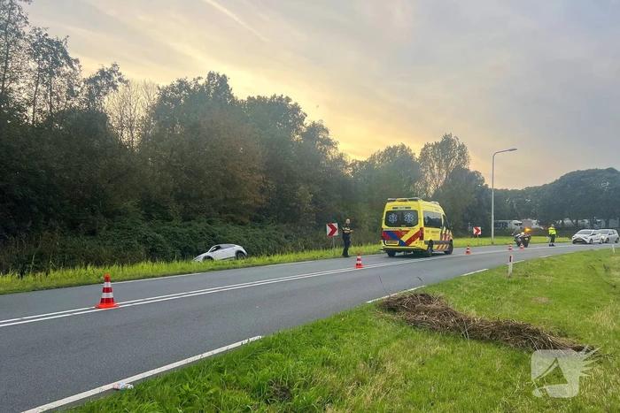 Gewonde nadat auto uit bocht vliegt en in sloot belandt