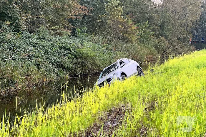 Gewonde nadat auto uit bocht vliegt en in sloot belandt