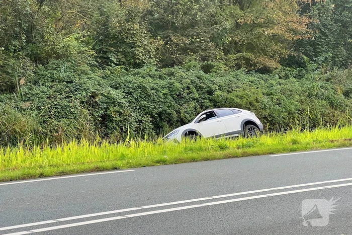 Gewonde nadat auto uit bocht vliegt en in sloot belandt