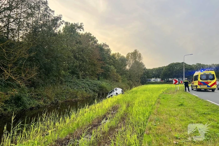 Gewonde nadat auto uit bocht vliegt en in sloot belandt