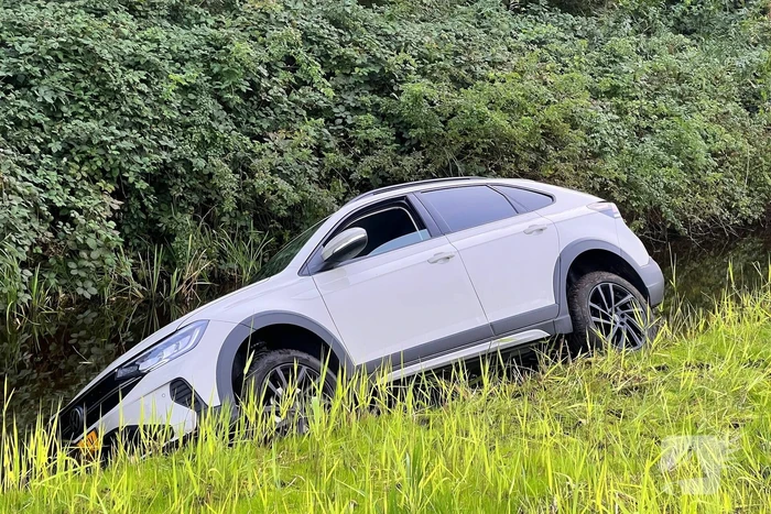 Gewonde nadat auto uit bocht vliegt en in sloot belandt