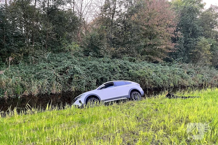 Gewonde nadat auto uit bocht vliegt en in sloot belandt
