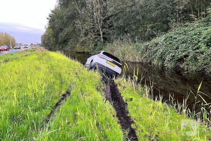 Gewonde nadat auto uit bocht vliegt en in sloot belandt