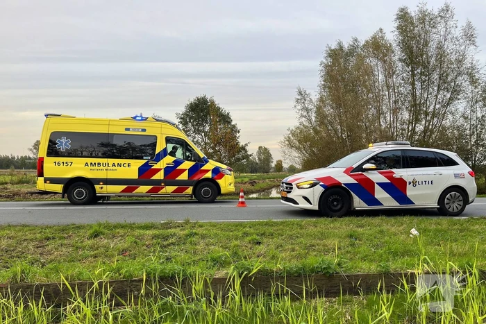 Gewonde nadat auto uit bocht vliegt en in sloot belandt