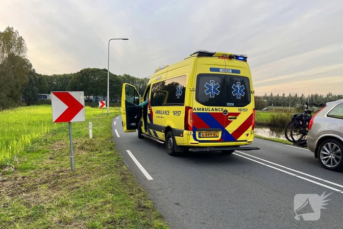Gewonde nadat auto uit bocht vliegt en in sloot belandt