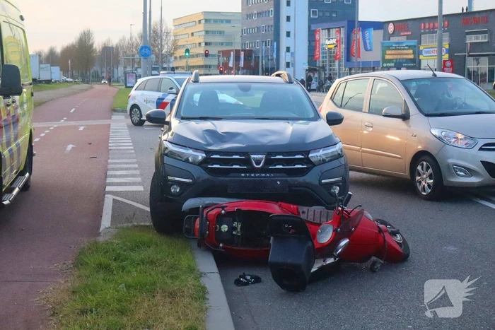 Brommerrijder geschept door afslaande automobilist
