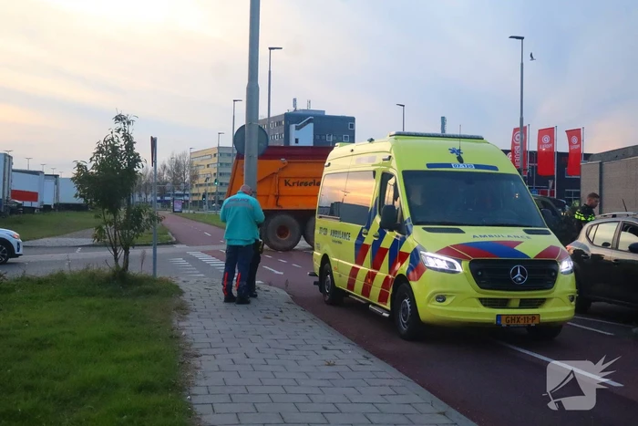 Brommerrijder geschept door afslaande automobilist