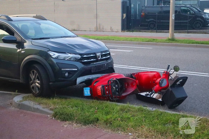 Brommerrijder geschept door afslaande automobilist