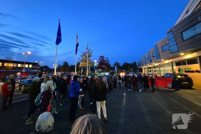Protest bij gemeentehuis tegen afschieten damherten