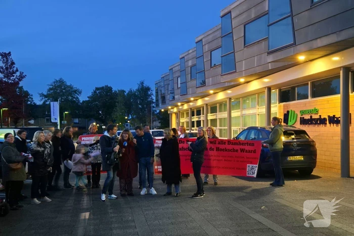 Protest bij gemeentehuis tegen afschieten damherten