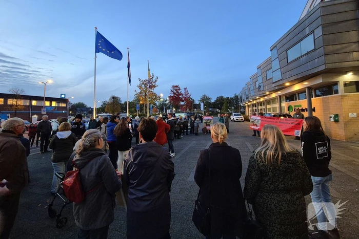 Protest bij gemeentehuis tegen afschieten damherten