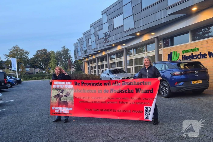 Protest bij gemeentehuis tegen afschieten damherten
