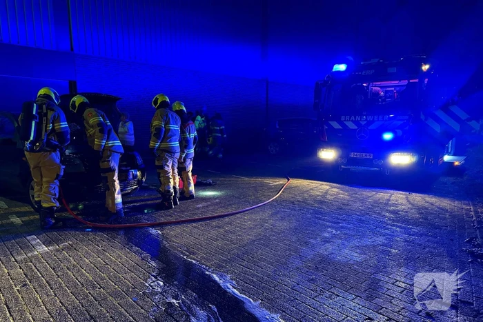 Brandweer grijpt in bij beginnende autobrand